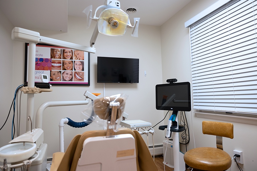 Smile treatment plan images on chairside computer monitor